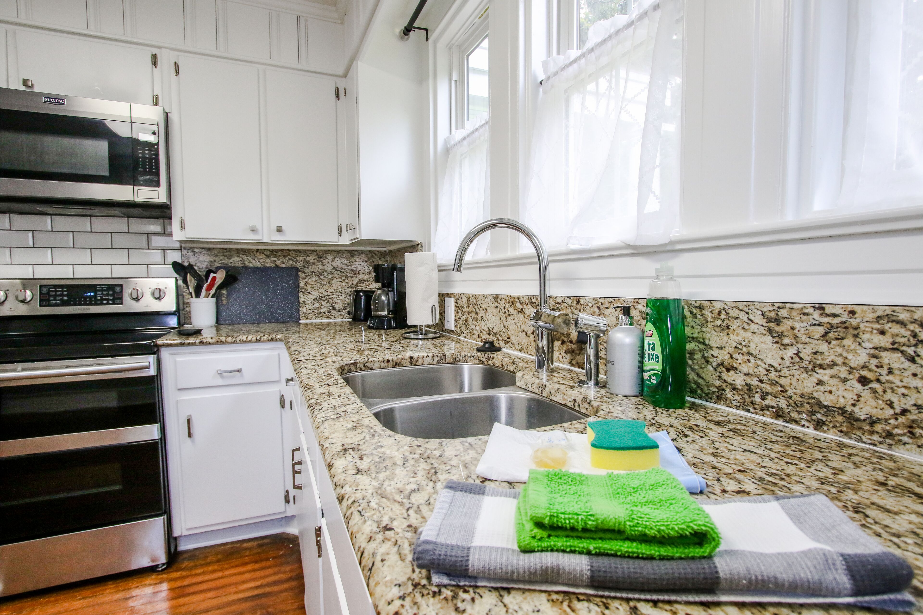 Deluxe House | Private kitchen | Full-size fridge, microwave, oven, stovetop