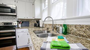 Deluxe House | Private kitchen | Full-size fridge, microwave, oven, stovetop