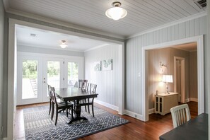 Deluxe House | In-room dining - Historic Home for 7 with Apartment (Richmond Hill)