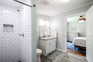 Deluxe-hus | Badeværelse | Bruser, gratis toiletartikler, hårtørrer, håndklæder