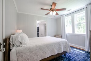 4 bedrooms, premium bedding, individually decorated - Historic Home for 7 with Apartment (Richmond Hill)