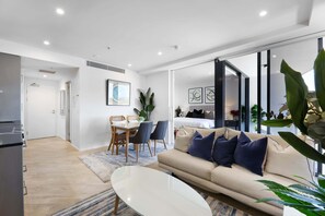 Apartamento, 2 quartos, vista para o rio | Área de estar | TV LCD 20 polegadas com canais digitais, TV