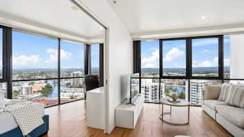 Departamento, 3 habitaciones, 2 baños | Área de sala de estar | Televisión LCD de 20 pulgadas con canales digitales y televisión