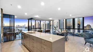 Apartamento, 2 quartos, 2 banheiros | Cozinha privada | Geladeira grande, micro-ondas, fogão, lava-louças