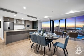 Apartamento, 2 quartos, 2 banheiros | Área de estar | TV LCD 20 polegadas com canais digitais, TV