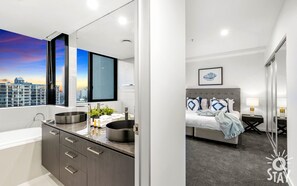 Departamento, 2 habitaciones, 2 baños | Baño | Tina y regadera independientes y amenidades de baño gratuitas 