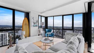 Apartamento, 3 quartos, 2 banheiros | Área de estar | TV LCD 20 polegadas com canais digitais, TV