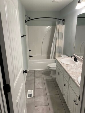 Combined shower/tub - Masters Rental: Cheerful-3 Bedroom Home-Large Backyard (north augusta)