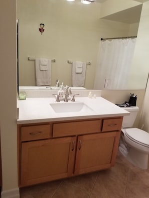 Bathtub, hair dryer, towels, soap - in the heart of gaslamp (San Diego)