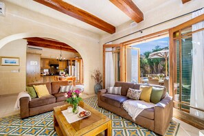 TV, fireplace - Djar ta Menzja 3 Holiday Home (Ta' Sannat)