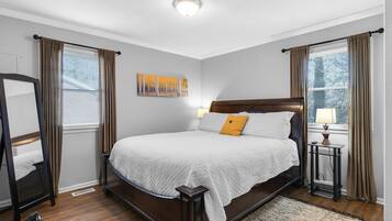 4 bedrooms, desk, iron/ironing board, travel crib