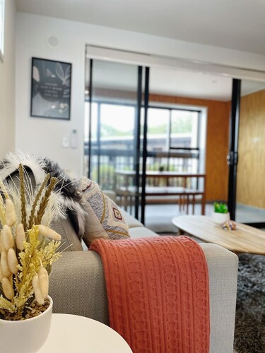 Lovely 1 bedroom apartment opposite Hagley park