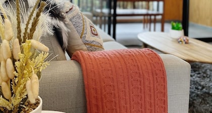 Lovely 1 bedroom apartment opposite Hagley park