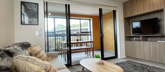 Lovely 1 bedroom apartment opposite Hagley park