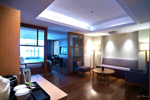 Royal Room | In-room safe, desk, laptop workspace, blackout drapes