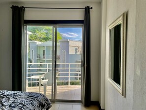 3 quartos, cofres nos quartos, escrivaninha