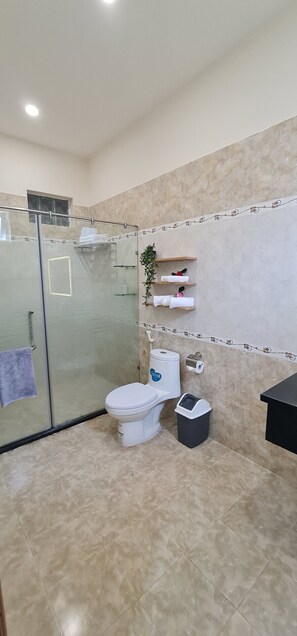 Villa | Bathroom | Separate bathtub and shower, rainfall showerhead, designer toiletries - VILLA CHAU GIA VUNG TAU CO CHO XE HOI (Ho Chi Minh City)