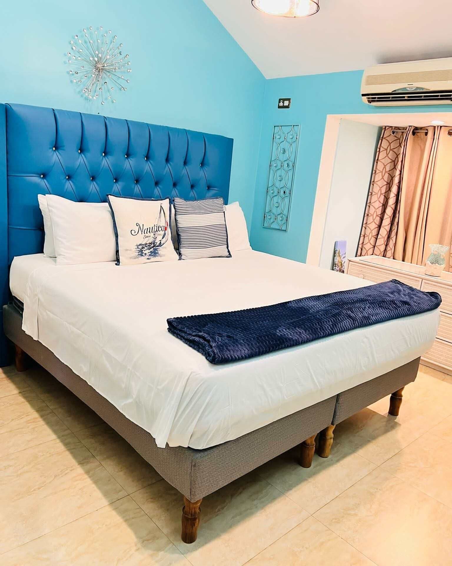 Shower, hydromassage showerhead, free toiletries, hair dryer