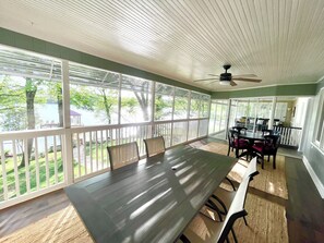 Outdoor dining - BelVita-Lakefront Zen. Lake Wylie, Near Belmont and Whitewater center. Kayaks (Charlotte)