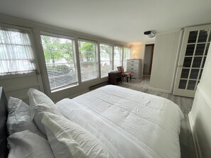 4 bedrooms, desk, iron/ironing board, travel cot - BelVita-Lakefront Zen. Lake Wylie, Near Belmont and Whitewater center. Kayaks (Charlotte)