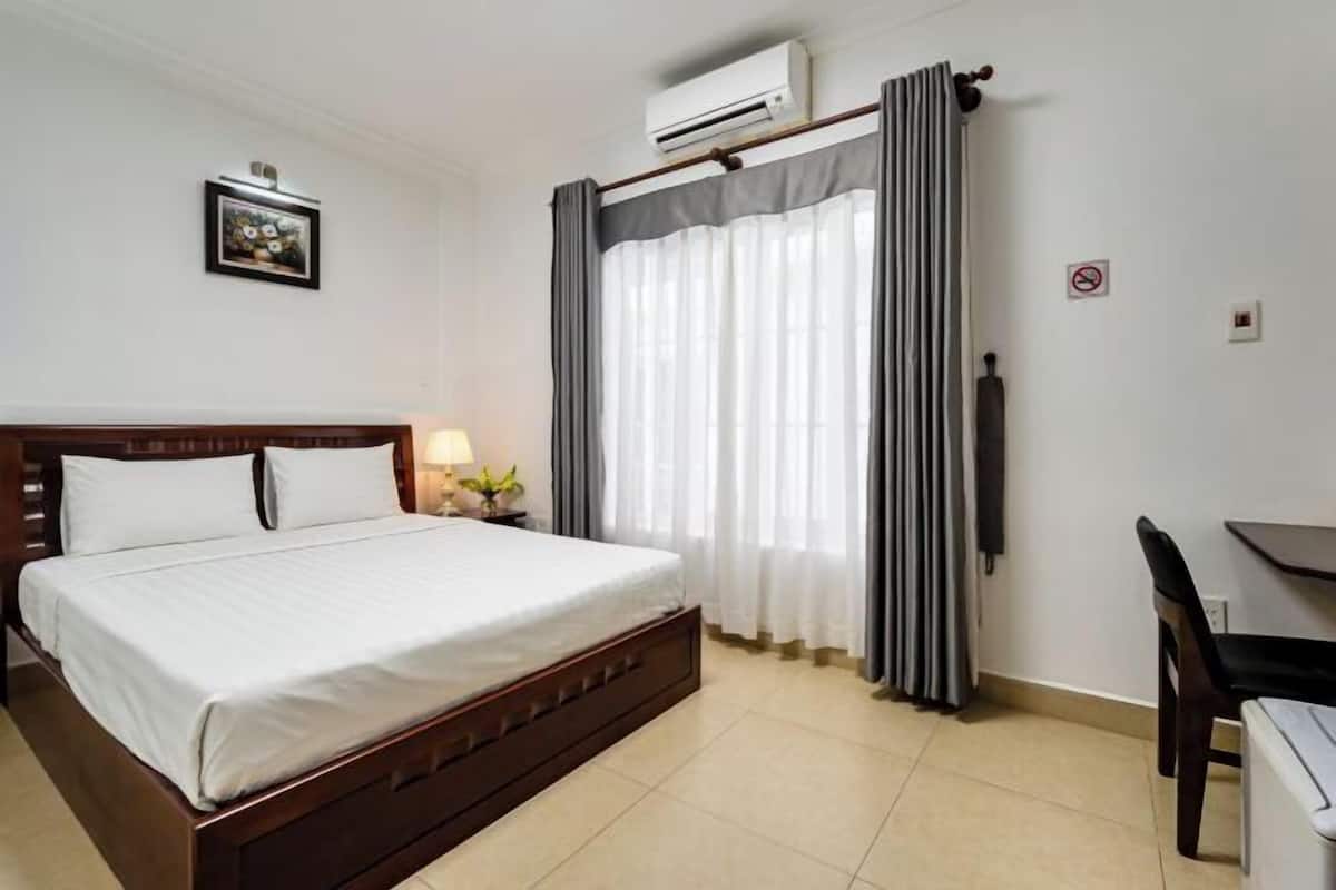 Hypo-allergenic bedding, down comforters, in-room safe, desk
