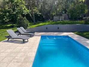 Una piscina al aire libre, una piscina climatizada