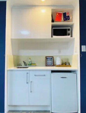 Frigorífico, microondas, hervidor eléctrico y tostadora