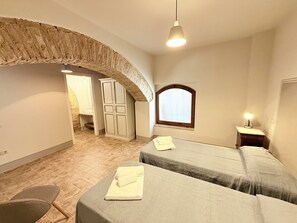 4 bedrooms, iron/ironing board, internet, bed sheets - Elegant Farmhouse Retreat in Poreta, Italy (Poreta)