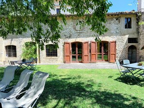 Outdoor dining - Elegant Farmhouse Retreat in Poreta, Italy (Poreta)