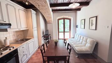 KĂŒhlschrank, Ofen, Herdplatte, Wasserkocher mit Kaffee-/Teezubehör