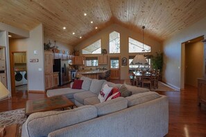 Smart TV, chimenea, reproductor de DVD y videoteca 