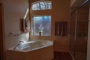 Combined shower/bathtub, jetted bath, hair dryer, towels - Exclusive Resort Cabin with Lake Views in the Gated Shores at Rainbow Lake (Pinetop-Lakeside)
