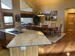 Dining - Exclusive Resort Cabin with Lake Views in the Gated Shores at Rainbow Lake (Pinetop-Lakeside)