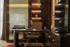 A modern hotel room with a desk, chair, and a large mirror. - Tianhong Jinling Grand Hotel (Xuzhou)