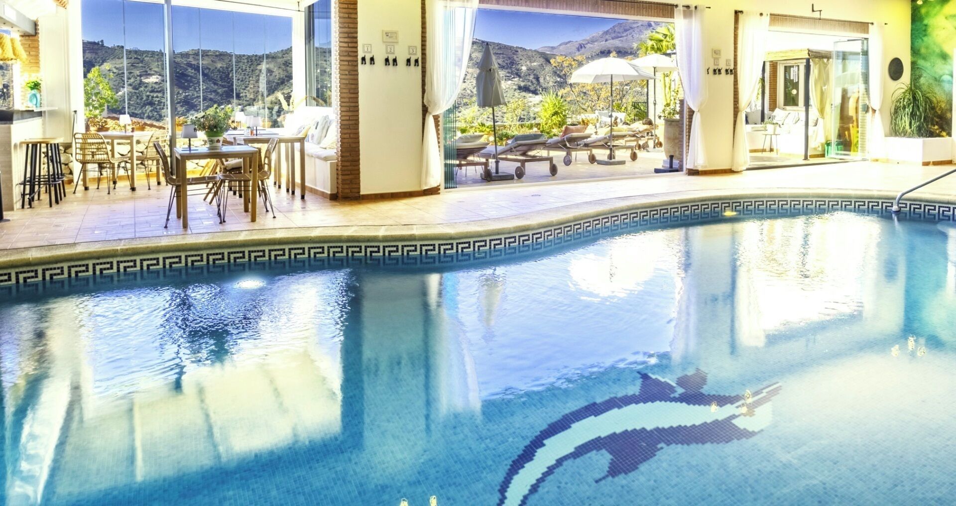 Una piscina cubierta, una piscina al aire libre (24 horas), sombrillas