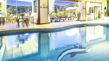 Una piscina cubierta, una piscina al aire libre (24 horas), sombrillas