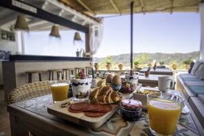 Desayuno de cocina local incluido todos los días