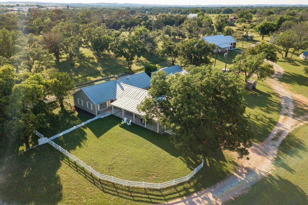 5 BD on Fredericksburg Gateway Estate, 25 acres, 290 Wine Trail Near downtown