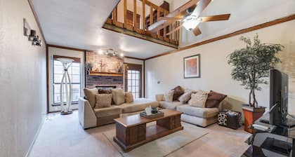 DW Cottage - Close to Restaurants and Shopping!