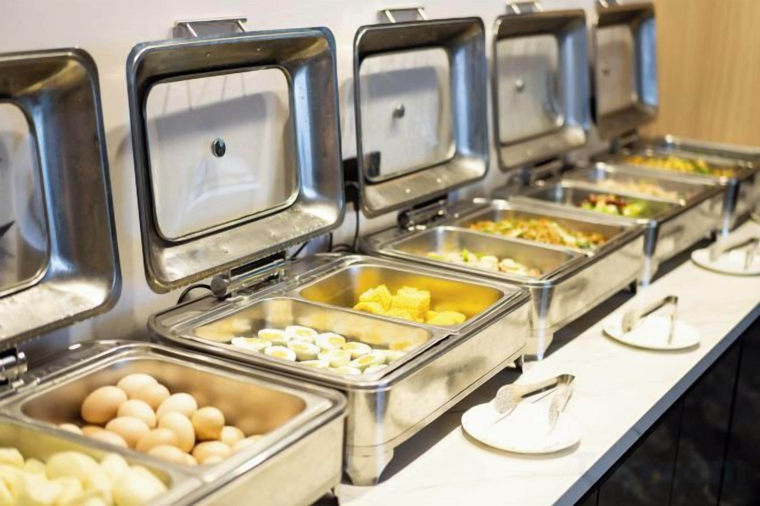 Un bufé con varias estaciones de comida.