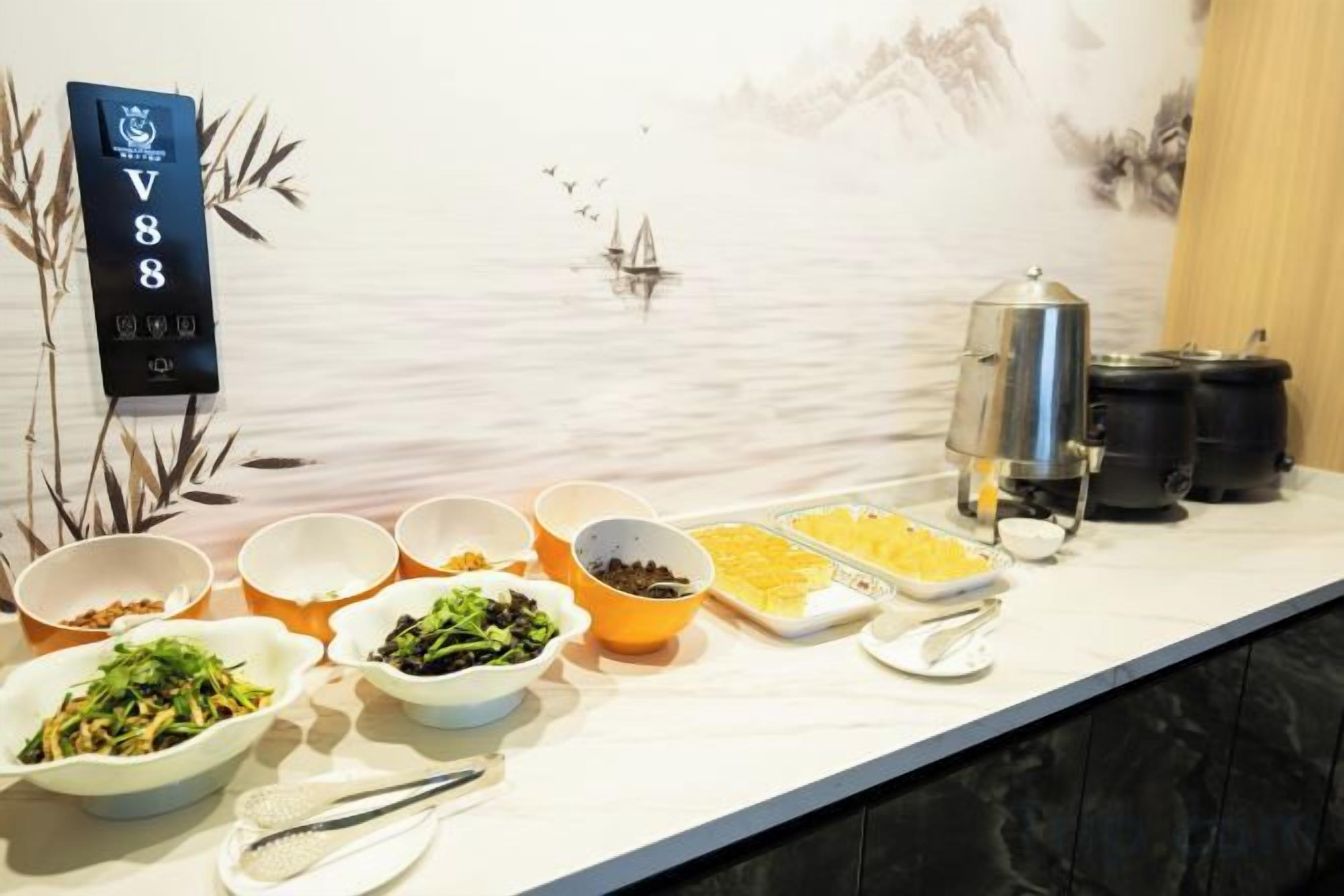 En buffetopstilling med forskellige retter og en kaffestation.