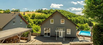 Spacious Home Sauna, Hot Tub, Pool, Patio, BBQ