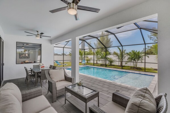 室外游泳池，恒温泳池