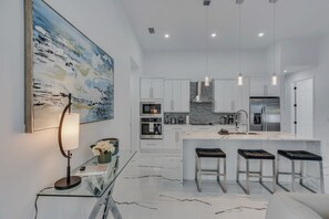 冰箱、微波炉、烤箱、炉灶