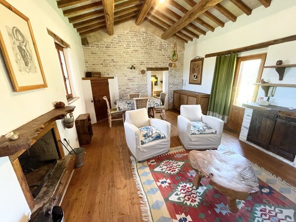 Televisión y chimenea 