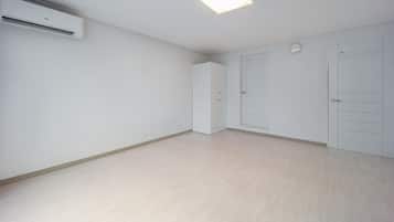 Basic Room, 1 Bedroom (ondol(laendeombaejeong,pet)) | 1 bedroom, free WiFi