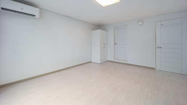 Basic Room, 1 Bedroom (ondol(laendeombaejeong,pet)) | 1 bedroom, free WiFi - Sokcho World Pet-friendly Pension (Sokcho)