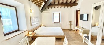 Fab villa with fenced pool, huge grounds, meditation park, child activity park