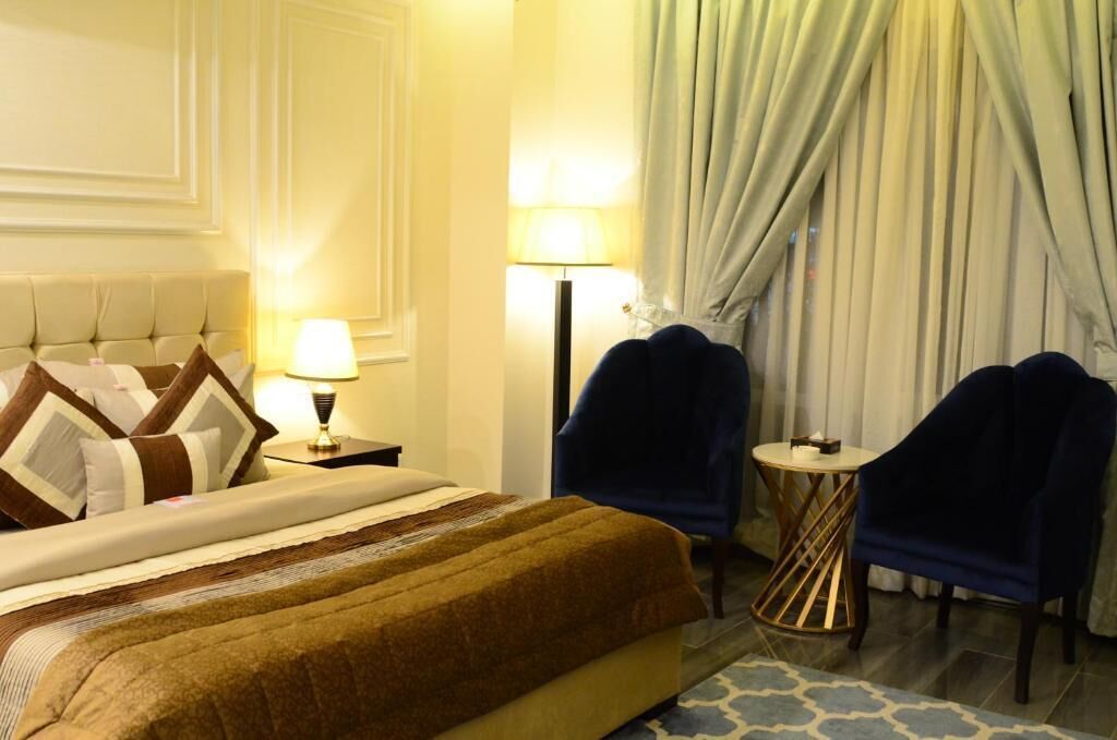 deluxe room, 1 king bed, non smoking | 1 bedroom, iron/ironing board, free wifi, bed sheets