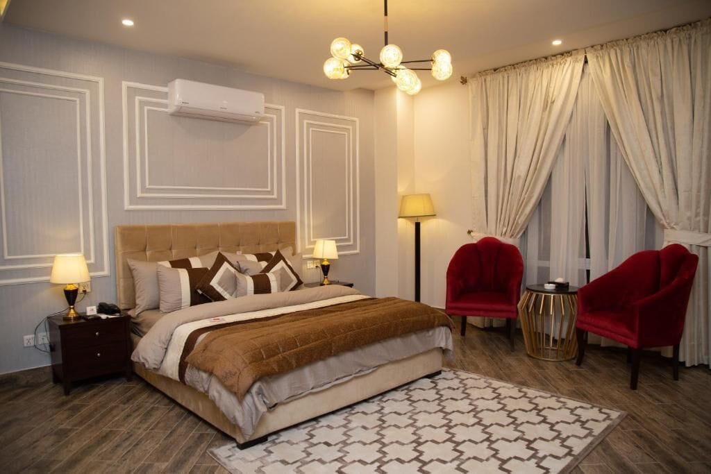 deluxe room, 1 king bed, non smoking | 1 bedroom, iron/ironing board, free wifi, bed sheets